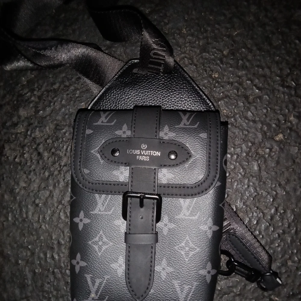 Louis Vuitton Black Monogram Men's Bag - Picture 6 of 7